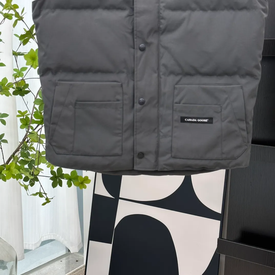 P380 [𝗖𝗮𝗻𝗮𝗱𝗲 𝗚𝗼𝗼𝘀𝗲] Canada Goose Couple Vest for Men and Women. 1⃣️Imported Behringer embroidery machine customized 10,000-needle embroidery logo 2⃣️Imported 18-count polyester-cotton blended original fabric 3⃣️Authentic official website synchronized with the new national standard 80% white duck down 4⃣️100% nylon nylon lining with double double-layer sealing design 5⃣️Yoshida YKK customers provide original factory customized electroplating sliders 6⃣️All auxiliary materials and hardware are disassembled and customized! 1:1 restore the official website Color: off-white, leather pink, bright red, sapphire blue, navy blue, black 𝗦𝗜𝗭𝗘:𝗫𝗦-𝗫𝗫𝗟